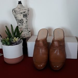 NEW Sudini Italian Leather Tan 2" Heel Mules